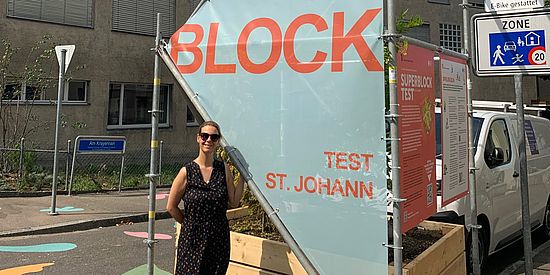 Dr. Schubert am Eingang des Superblock-Pilotprojekts (Foto: A. Hearn)